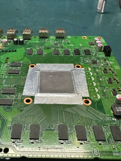 O reballing pode ser a solução para seu Xbox One S defeituoso depois de uma tentativa de reflow não ter resolvido o problema. Essa técnica consiste em retirar os chips da placa-mãe do console e reposicionar as bolinhas de solda (balls) embaixo de cada um